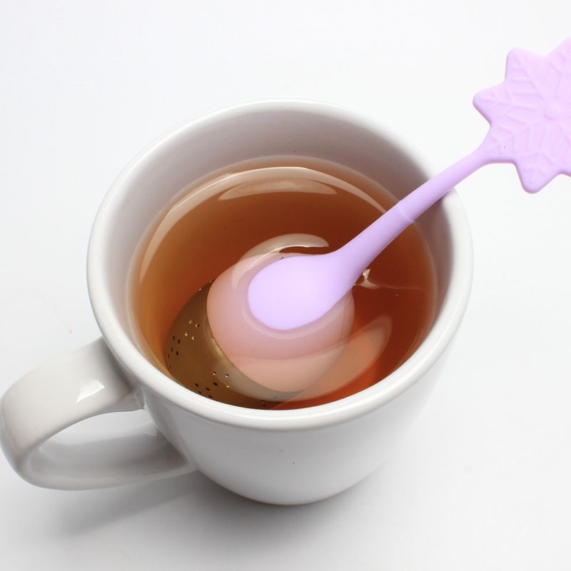 stainless steel fine hole brewing tea infuser with PP stand and silicone snow flower handle tea accessory